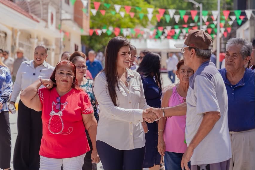 Ada Rodríguez recorre la calle Escarcha tras su inauguración en Poza Rica