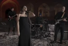 La cantante Parastoo Ahmadi durante el concierto virtual por el que fue condenada en Irán
