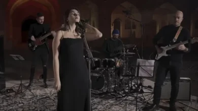 La cantante Parastoo Ahmadi durante el concierto virtual por el que fue condenada en Irán