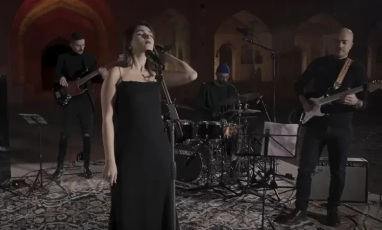 La cantante Parastoo Ahmadi durante el concierto virtual por el que fue condenada en Irán