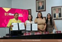 La síndica única de Cazones, Joselin Escalona Cruz, muestra el convenio de colaboración firmado con la CEDHV