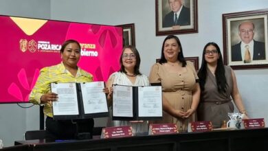 La síndica única de Cazones, Joselin Escalona Cruz, muestra el convenio de colaboración firmado con la CEDHV
