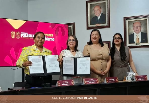 La síndica única de Cazones, Joselin Escalona Cruz, muestra el convenio de colaboración firmado con la CEDHV