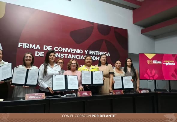 Síndicas y síndicos de la región sostienen los documentos del convenio de colaboración con la CEDHV durante el acto de firma