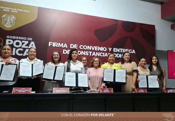 Síndicas y síndicos municipales posan frente al mamparo de la firma del convenio con la Comisión Estatal de Derechos Humanos