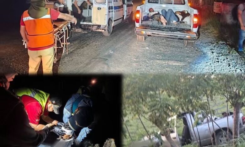Ambulancia y lesionados en accidente en el km 28 de la carretera Cazones-Tuxpan