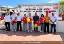 Autoridades y participantes con globos rojos y amarillos en el Día Mundial del Corazón en Cazones
