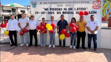 Autoridades y participantes con globos rojos y amarillos en el Día Mundial del Corazón en Cazones