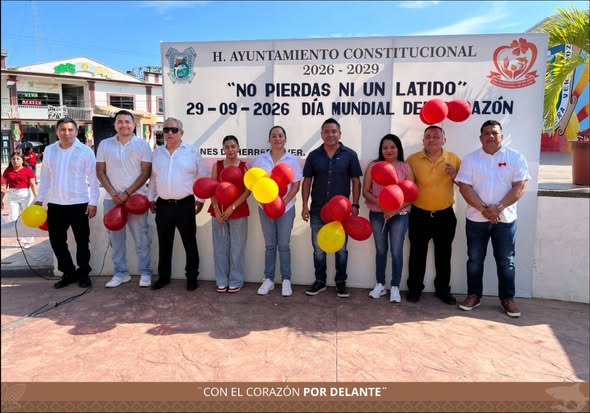 Autoridades y participantes con globos rojos y amarillos en el Día Mundial del Corazón en Cazones