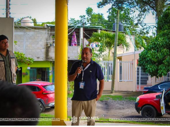 Personal del ayuntamiento de Cerro Azul durante el recorrido de prevención del dengue en la comunidad Juan Felipe.