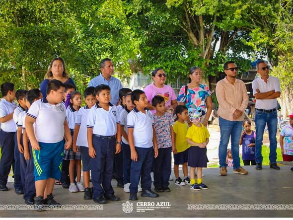Autoridades y habitantes reunidos en la jornada contra criaderos del mosquito transmisor del dengue.