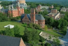 Fachada de edificio universitario, ilustración sobre el caso Cornell