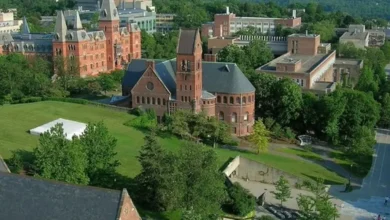 Fachada de edificio universitario, ilustración sobre el caso Cornell