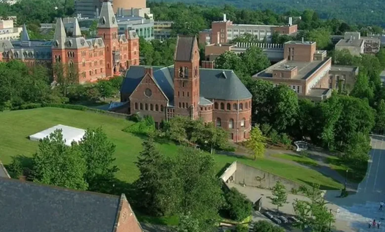 Fachada de edificio universitario, ilustración sobre el caso Cornell