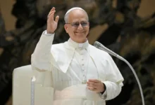 El papa León XIV saluda durante su visita a Francia