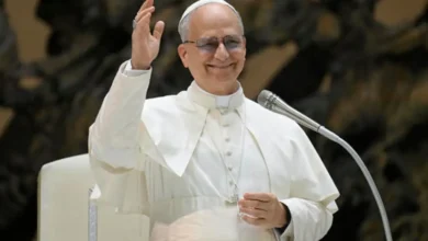 El papa León XIV saluda durante su visita a Francia