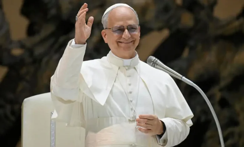 El papa León XIV saluda durante su visita a Francia