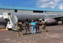 Elementos de las Fuerzas Especiales y la Guardia Nacional custodian a un detenido frente a un avión de la Fuerza Aérea Mexicana durante el operativo contra el huachicol
