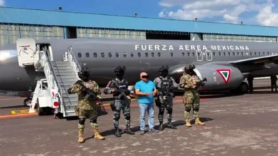 Elementos de las Fuerzas Especiales y la Guardia Nacional custodian a un detenido frente a un avión de la Fuerza Aérea Mexicana durante el operativo contra el huachicol