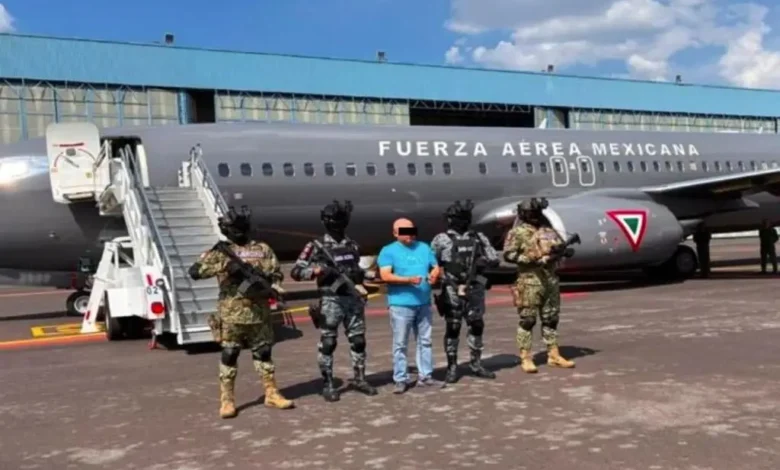 Elementos de las Fuerzas Especiales y la Guardia Nacional custodian a un detenido frente a un avión de la Fuerza Aérea Mexicana durante el operativo contra el huachicol