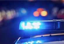 Luces de patrulla policial de emergencia de noche