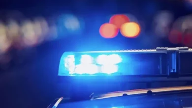Luces de patrulla policial de emergencia de noche