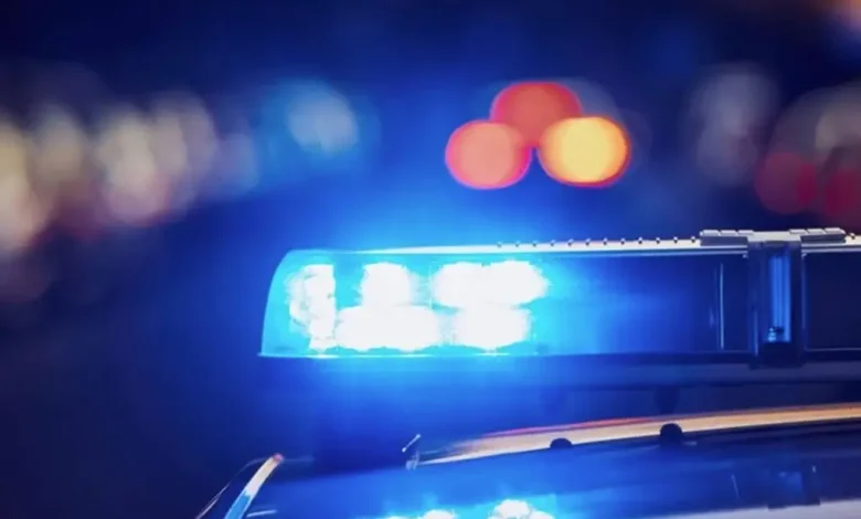 Luces de patrulla policial de emergencia de noche