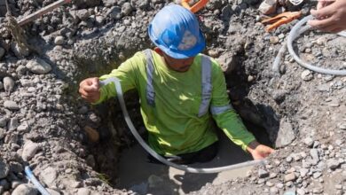 Trabajador de la Coordinación de Agua y Saneamiento repara una fuga de agua dentro de una zanja en Tuxpan