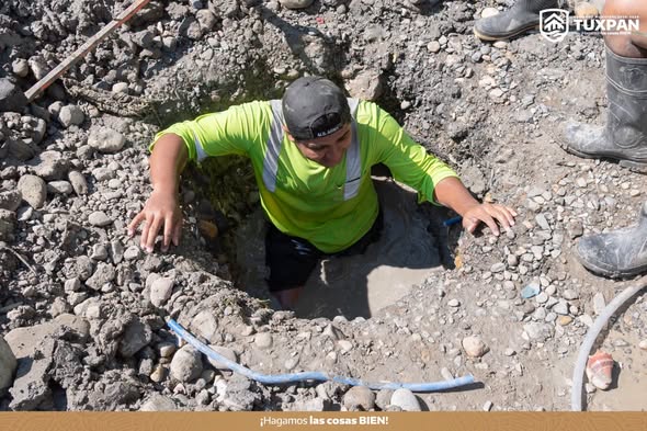 Trabajador municipal sale de una zanja tras reparar una fuga de agua en Tuxpan