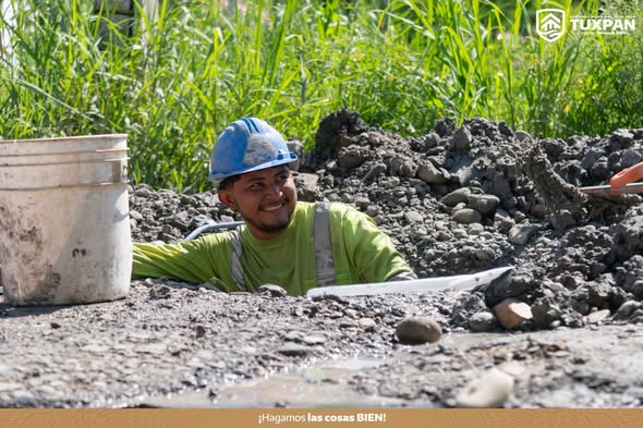 Trabajador municipal sonríe junto a una zanja durante trabajos de reparación de fugas de agua en Tuxpan