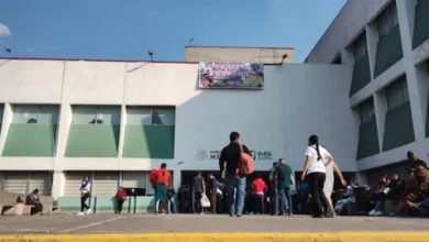 Personas esperando afuera de un hospital del IMSS en Veracruz