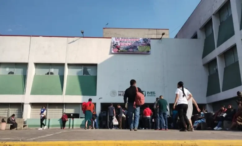Personas esperando afuera de un hospital del IMSS en Veracruz