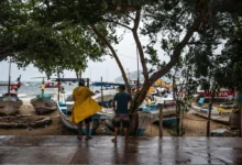 Embarcaciones en la costa de Jalisco bajo la lluvia durante el paso del huracán Polo