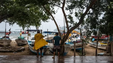 Embarcaciones en la costa de Jalisco bajo la lluvia durante el paso del huracán Polo