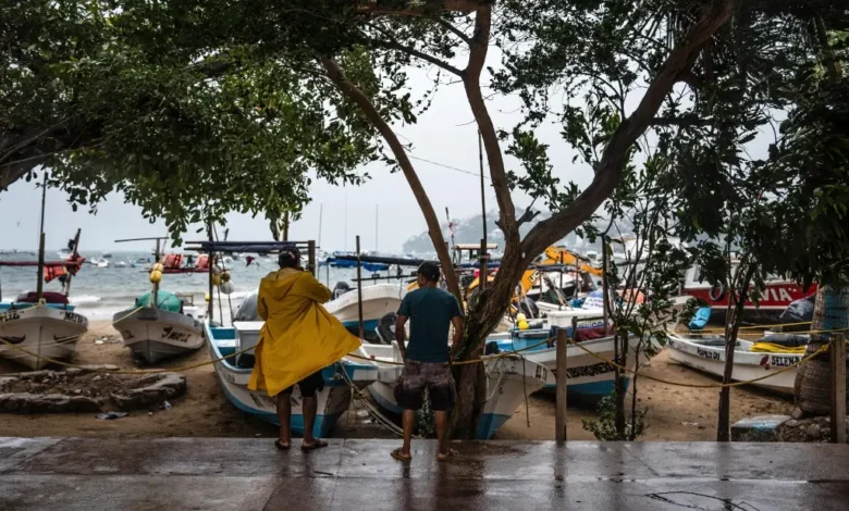 Embarcaciones en la costa de Jalisco bajo la lluvia durante el paso del huracán Polo