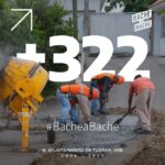 Trabajadores del Ayuntamiento de Tuxpan realizan bacheo en la zona centro; gráfico oficial del programa #BacheaBache con el conteo de +322 puntos atendidos