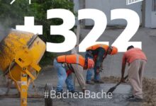 Trabajadores del Ayuntamiento de Tuxpan realizan bacheo en la zona centro; gráfico oficial del programa #BacheaBache con el conteo de +322 puntos atendidos