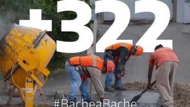 Trabajadores del Ayuntamiento de Tuxpan realizan bacheo en la zona centro; gráfico oficial del programa #BacheaBache con el conteo de +322 puntos atendidos