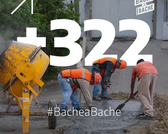 Trabajadores del Ayuntamiento de Tuxpan realizan bacheo en la zona centro; gráfico oficial del programa #BacheaBache con el conteo de +322 puntos atendidos