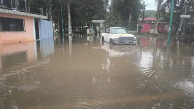 Calle inundada en Xalapa con el agua cubriendo la vialidad tras las lluvias de este domingo