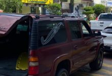 Vehículo de servicios funerarios afuera del Hospital Fausto Dávila Solís en Poza Rica, donde falleció el menor Julián Karim