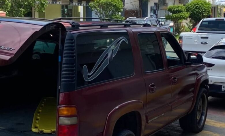 Vehículo de servicios funerarios afuera del Hospital Fausto Dávila Solís en Poza Rica, donde falleció el menor Julián Karim