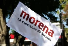 Bandera de Morena con la leyenda La esperanza de México