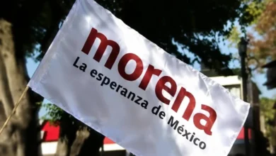 Bandera de Morena con la leyenda La esperanza de México