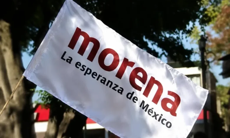 Bandera de Morena con la leyenda La esperanza de México