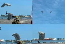 Paracaidistas de la Marina descendiendo en el malecón de Veracruz durante el ensayo