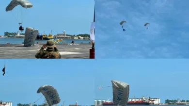 Paracaidistas de la Marina descendiendo en el malecón de Veracruz durante el ensayo
