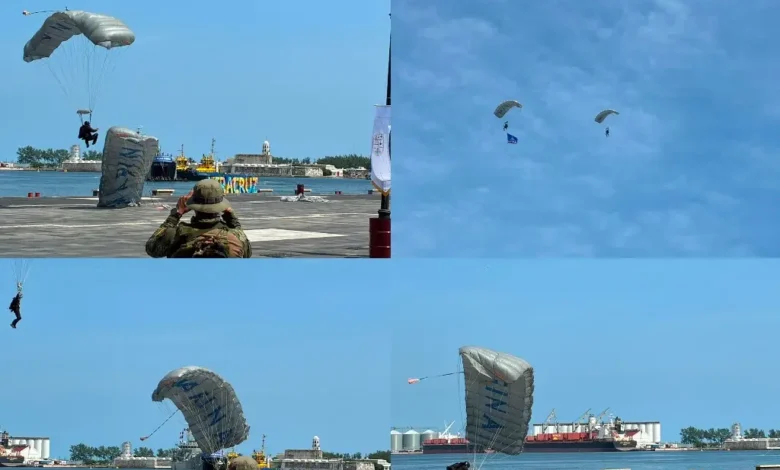 Paracaidistas de la Marina descendiendo en el malecón de Veracruz durante el ensayo