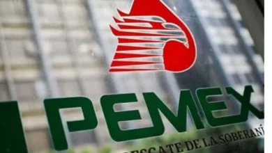 Logotipo de Petróleos Mexicanos; la empresa atiende la coloración oscura detectada en el río Pánuco