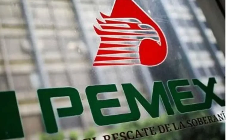Logotipo de Petróleos Mexicanos; la empresa atiende la coloración oscura detectada en el río Pánuco